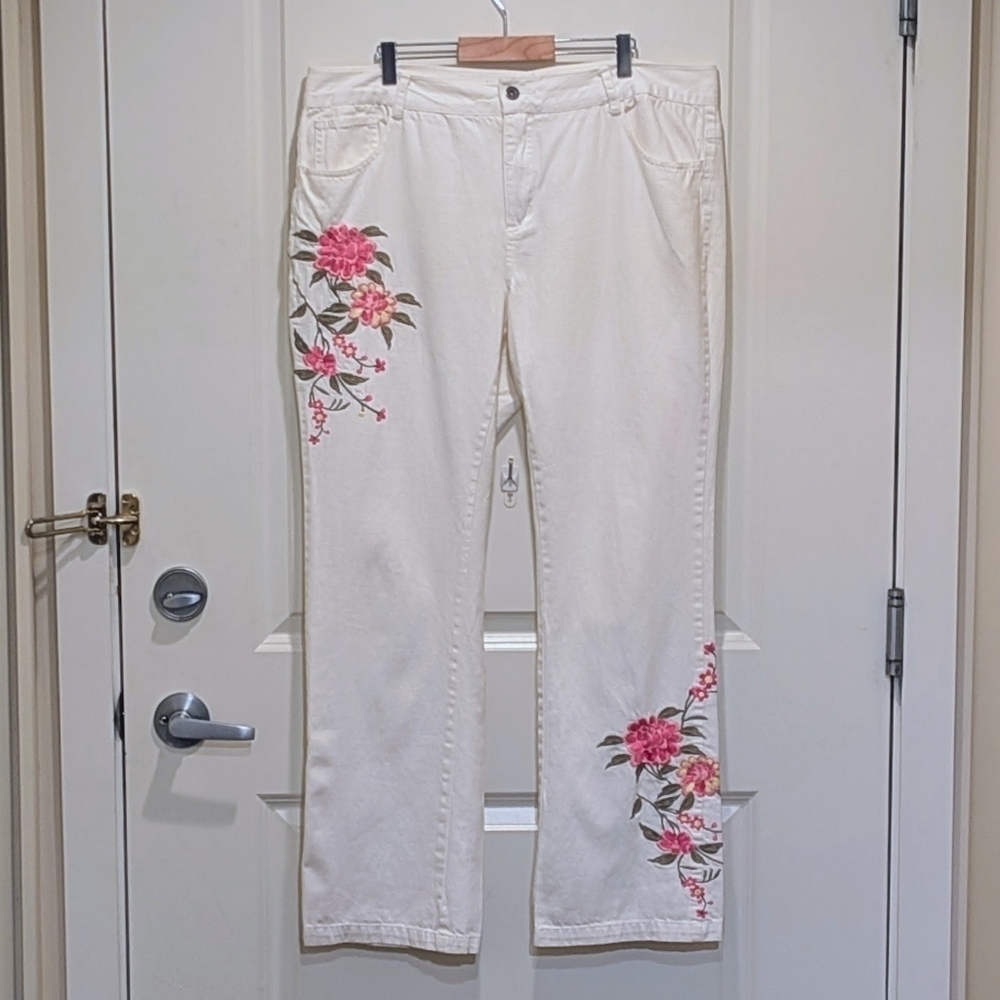 3/$30 EUC Studio West 1X White Cotton Denim Jeans with Floral Embroidery